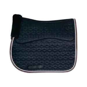 Tapis de selle de cheval de qualité supérieure en coton et polyester, avec absorption des chocs et sangle de maintien, pour le dressage, le saut d'obstacles et l'équitation. - Product Image 3