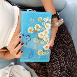 กระเป๋าคลัทช์ทำด้วยมือเรซิ่นสีฟ้าสดใสตกแต่งด้วยดอกเดซี่และผีเสื้อแห้งเหมาะสำหรับงานปาร์ตี้และของขวัญพิเศษโดย fwe - Product Image 1