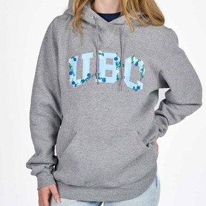 เสื้อสเวตเตอร์มีฮู้ด UBC Okanagan สีกรมท่า พิมพ์ลายตัวอักษรลายดอกไม้ เสื้อสวมหัวผ้าฟลีซลำลองสำหรับทุกเพศ มหาวิทยาลัยแห่งรัฐบริติชโคลัมเบีย - Product Image 4