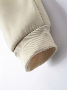 Pantalones chinos clásicos para hombre hechos con algodón premium, ligeros, transpirables y diseñados con un estilo versátil. - Product Image 2