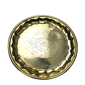 Plat de service rond en laiton gravé à la main avec bord festonné – Plateau floral gravé doré vintage - Product Image 1