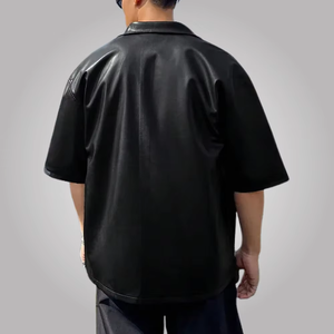 เสื้อเชิ้ตหนังเทียมแขนสั้นสีดำสำหรับผู้ชาย ปกพับได้ สไตล์ลำลอง สตรีทแฟชั่น สีพื้น ใส่ได้ในฤดูร้อน - Product Image 3