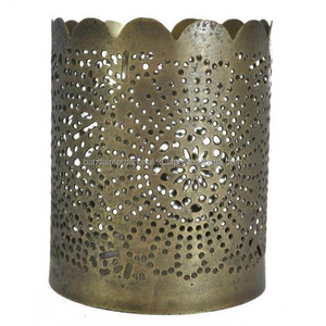 Portavelas votivo redondo de hierro con acabado dorado antiguo para iluminar la decoración del hogar y otros candelabros - Product Image 1