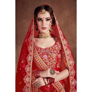 Vêtements de mariée brodés Lehenga Choli de créateur de couleur rouge flatteur - Product Image 2