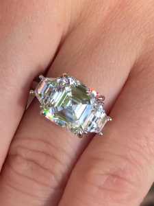 Bague de fiançailles trois pierres 4 carats IGI en or massif 14K 18K avec diamant de laboratoire taille Asscher trapézoïdale serti à griffes, bijoux fins de mariage - Product Image 2