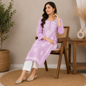 Kurti Recto Lilac con Bordado a Mano Lucknowi Chikankari, Túnica Étnica de Algodón Simple y Elegante, Top Color Lavanda Claro para Mujer - Product Image 2