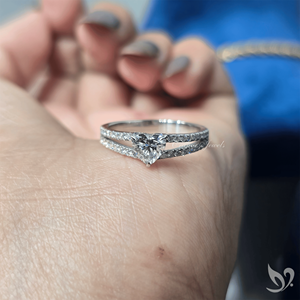 แหวนเพชรรูปหัวใจ 0.5 กะรัต ดีไซน์โรแมนติก ตัวเรือนทองคำขาว ประดับเพชรแบบสปลิตพาเว่ พร้อมใบรับรอง IGI เพชรหลักที่เพาะเลี้ยงในห้องปฏิบัติการ - Product Image 5