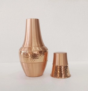 Carafe à eau en cuivre pur avec gobelet intégré, idéale pour l'hydratation de la table de chevet, le stockage de l'eau du matin et la détoxification. - Product Image 2