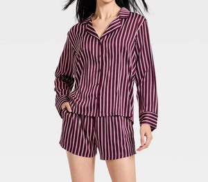 Pyjamas en satin personnalisés pour demoiselles d'honneur, ensemble de vêtements de nuit avec logo et nom sur mesure, pyjamas en satin soyeux et doux pour femmes, vente en gros pour fête de mariage - Product Image 1