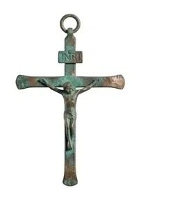 Crucifix mural en métal tendance avec figurine dorée de Jésus et croix rouge foncé, décoration intérieure pour salon et église - Product Image 4