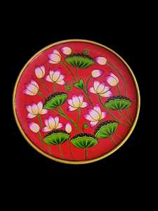 Décoration murale circulaire en bois avec motif floral, fond rouge, bord doré, décoration traditionnelle pour la maison, art pour le salon - Product Image 1