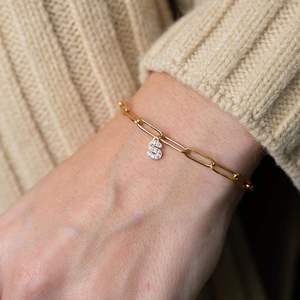 Pulsera de Cadena Estilo Tenis AMBER JEWELS T-2490 Chapada en Oro de 10K con Dije de Letra S de Cristal, Diseño Minimalista, Unisex, para Uso Diario - Product Image 1