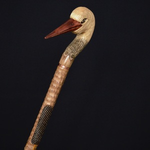 Canne de marche de luxe en bois sculpté à la main, design rustique écologique, tête de corbeau, multifonctionnelle pour usage extérieur et retraite - Product Image 3