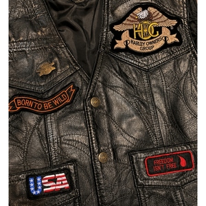 Gilet de motard en cuir véritable personnalisé avec écussons HOG Eagle, design Born To Be Wild USA, fermeture à pression et laçage latéral. - Product Image 3