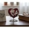 Urne funéraire en céramique en forme de cœur avec motif de rose rouge et or, style classique, souvenir commémoratif durable - Product Image 3