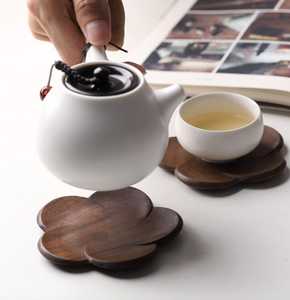 ที่รองแก้วลายดอกไม้วอลนัทสีเข้มทำมือ – สำหรับพิธีชงชา - Product Image 1