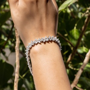 Bracelet de tennis floral de luxe pour femme, plaqué or blanc, avec cristaux étincelants taille marquise et taille rond, idéal pour un mariage - Product Image 6