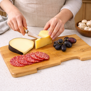 Planche à fromage en bambou premium avec poignée pour servir fromage, viande, fruits, planche à découper écologique pour charcuterie, usage en cuisine - Product Image 1