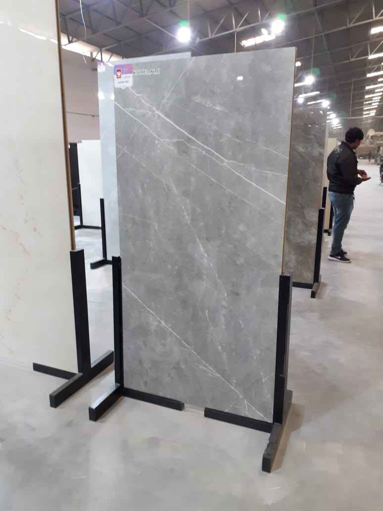 Gris clair avec de douces veines blanches