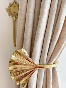 Attache de rideau décorative en métal doré en forme de feuille de Ginkgo de qualité supérieure, accessoire pour arrangement de rideaux, pour intérieurs modernes, vente en gros depuis l'Inde - Product Image 6