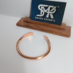 Brazalete Minimalista de Cobre Liso, Artesanía en Metal, Ajustable, Abierto, Acabado Antiguo/Pulido, Tradicional, Hecho a Mano, Ligero, Clásico - Product Image 4