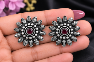 Boucles d'oreilles clous en argent oxydé avec serti bouclier ethnique et cristal rubis, cadeau pour femme, fournisseur en gros du Rajasthan, avec garantie commerciale - Product Image 6