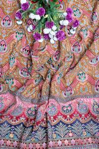 ผ้าเครปสีน้ำตาลอูฐพิมพ์ลายดอกไม้และลายเรขาคณิตแบบชาติพันธุ์ พร้อมขอบตกแต่งอย่างสวยงาม เหมาะสำหรับทำชุดคุर्ติ - Product Image 4