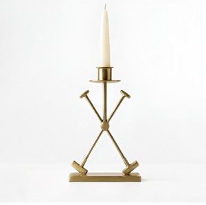 Porte-bougie décoratif équestre avec une élégante finition dorée inspirée du design classique d'une étrier de cheval, avec un support de bougie haut. - Product Image 3