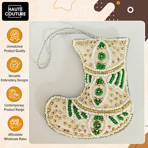 Ornements festifs suspendus en forme de chaussette, brodés à la main, rembourrés/perles, 11 cm de large, très demandés, en promotion à prix réduit - Product Image 4