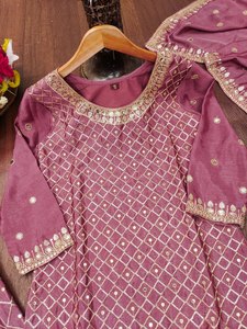 Ensemble Sharara tendance mauve avec cape et dupatta, orné de broderies Gota Patti et de miroirs, en soie, style ethnique de luxe, idéal pour demoiselle d'honneur, collection hiver Bollywood - Product Image 6