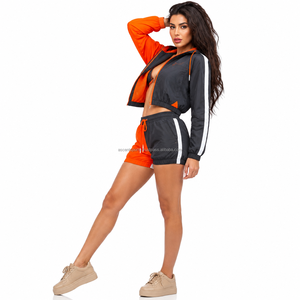 Fournisseur en gros de vêtements de sport pour femmes, ensemble de veste zippée avec combinaison de couleurs personnalisée, bordure contrastée, softshell, résistant à l'eau, nouveau - Product Image 1