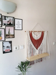 Hermoso Estante Flotante Decorativo de Macramé Hecho a Mano con Cuerda de Algodón y Madera de Pino para Decoración del Hogar, Blanco y Granate - Product Image 1
