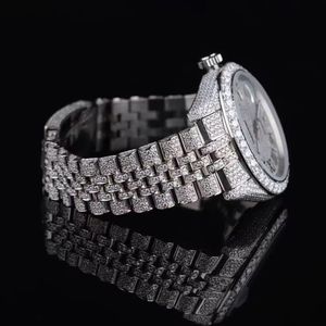 Reloj de pulsera de lujo con diamantes, esfera plateada con números romanos, bisel y brazalete con incrustaciones de piedras preciosas brillantes, elegante joya que marca el tiempo. - Product Image 6