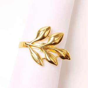 Les anneaux de serviette en métal élèvent l'ambiance générale sans la sublimer trop fortement, un choix durable pour les foyers soucieux de l'environnement. - Product Image 6