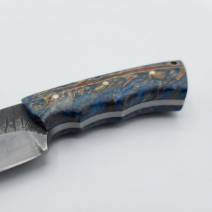 Couteau de chasse, de camping et de bushcraft à lame fixe en acier carbone, fait main sur mesure, avec manche en résine bleue, vente en gros - Product Image 4