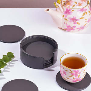 Ensemble de dessous-de-verre ronds en cuir PU avec support, faits à la main, imperméables, pour boissons, tasses à thé et café, couleur grise - Product Image 3