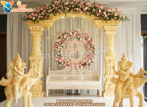 Scène de Mandap ouverte élégante avec piliers de style temple, thème Ganesha, scène de mariage hindou, décoration Roka de style Gujarati classique - Product Image 3