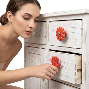 Poignée de tiroir en résine et bois en forme de main, rouge, fantaisie, pour commode et armoire, design contemporain, installation facile, perles - Product Image 4