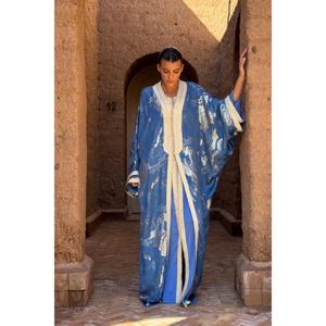 Kaftan d'hiver traditionnel deux pièces surdimensionné en soie irisée bleue, col en V, pièce maîtresse entièrement finie, signature Sfifa - Product Image 2