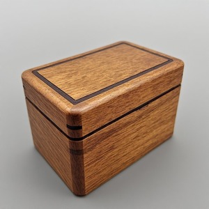 Étui à cigares en bois massif de qualité supérieure, conçu pour un rangement sécurisé et un transport élégant de cigares de haute qualité. - Product Image 1