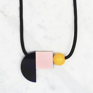 Collar de Cristal Hecho a Mano con Resina y Madera, Bordes Lisos, Accesorio de Moda - Product Image 3