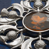 Broche audacieuse de style celtique à carreaux avec un motif d'ardennet écossais orné de pierres, tradition des Highlands 2026
