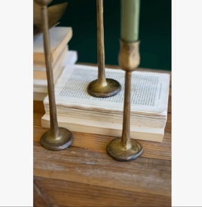 Support de bougie conique en métal doré texturé rustique, fait main, écologique, fin et élancé, pour centre de table de mariage et décoration intérieure, vente en gros - Product Image 3