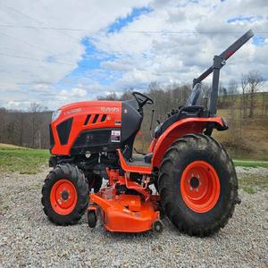 Tractor Kubota LX2620HSD de 26 HP con Motor Diésel, Vehículo Utilitario Compacto Hidrostático 4x4 con Cargador Frontal, Ideal para Trabajos Pesados - Product Image 4
