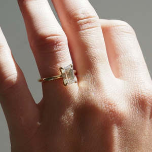 Bague de fiançailles minimaliste solitaire en or jaune 14 carats pour femme, diamant de laboratoire certifié IGI taille émeraude 2 carats, 2 mm - Product Image 2
