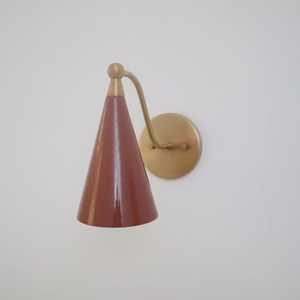 Applique murale en laiton de style Mid-Century Modern, abat-jour conique bordeaux, design géométrique, luminaire d'intérieur pour chambre à coucher - Product Image 1