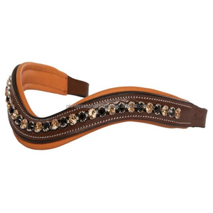 Impresionante frenteira de cuero acolchada en forma de V y curvada con cristales negros y dorados, disponible en todos los tamaños personalizados. - Product Image 2
