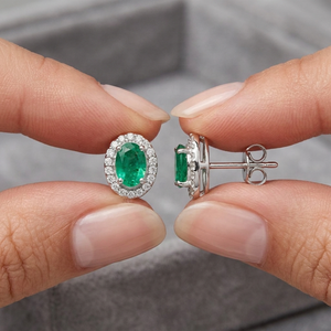 ต่างหูทรงวงรีมรกตธรรมชาติ ทองคำขาว 14K ประดับเพชรแบบฮาโล |   เครื่องประดับเพชรหรูหราสำหรับผู้หญิง - Product Image 6