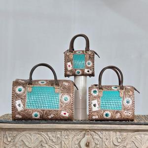 Bolso de mano de cuero de lujo con panel turquesa y diseño de cartas de póker, asa superior y cierre de cremallera - Product Image 5