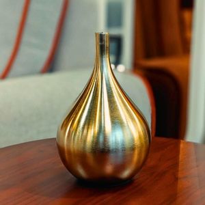 Florero de Metal con Acabado en Latón en Forma de Lágrima, Elegante Centro de Mesa Decorativo para Sala de Estar, Oficina, Hogar y Estantes - Product Image 5